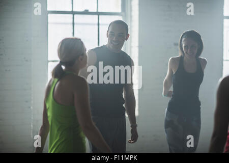 Gli atleti parlando in palestra Foto Stock