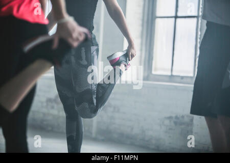 Gli atleti lo stiramento delle gambe in palestra Foto Stock