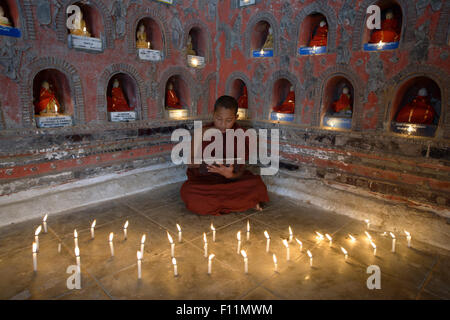 Asian monaci-in-formazione utilizzando digitale compressa in un antico tempio Foto Stock
