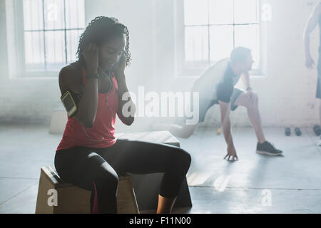 Gli atleti di riposo in palestra Foto Stock