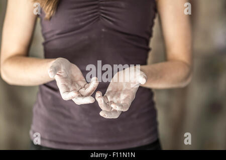 Close up gessoso mani di atleta in palestra Foto Stock