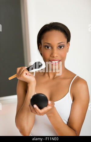 Razza mista donna applicare trucco Foto Stock