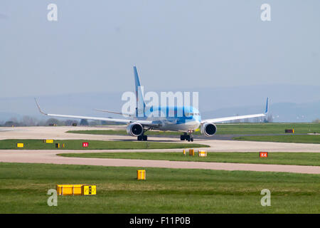 Thomson Airways Boeing 767 rullaggio dopo l'atterraggio all'Aeroporto di Manchester. Foto Stock