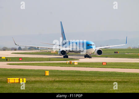 Thomson Airways Boeing 767 rullaggio dopo l'atterraggio all'Aeroporto di Manchester. Foto Stock