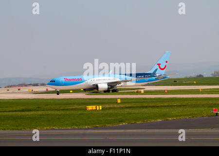 Thomson Airways Boeing 767 rullaggio dopo l'atterraggio all'Aeroporto di Manchester. Foto Stock