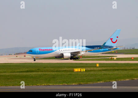 Thomson Airways Boeing 767 rullaggio dopo l'atterraggio all'Aeroporto di Manchester. Foto Stock