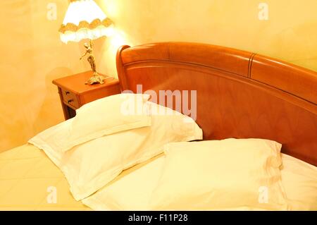 Hotel Vintage dettaglio con paralume dal letto Foto Stock