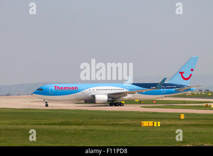 Thomson Airways Boeing 767 rullaggio dopo l'atterraggio all'Aeroporto di Manchester. Foto Stock