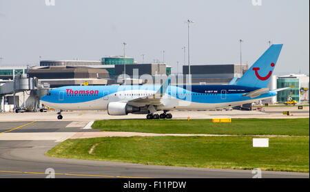 Thomson Airways Boeing 767 rullaggio dopo l'atterraggio all'Aeroporto di Manchester. Foto Stock