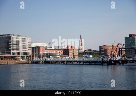 Paesaggio con il fiordo di Kiel, Hörnbrücke e Town Hall Tower, Kiel, Schleswig-Holstein, Germania, Europa Foto Stock