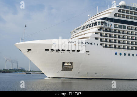 La nave da crociera MSC Magnifica arriva in Amsterdam Foto Stock