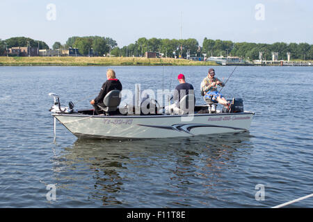 Tre uomini in una barca da pesca, Foto Stock