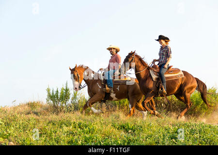 American Quarter Horse e Paint Horse. Due piloti in galoppo Foto Stock