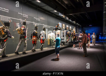 Battaglia abiti e armi di soldati alleati nel memoriale 1815 museo sulla battaglia di Waterloo, Braine-l'Alleud, Belgio Foto Stock