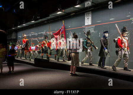 Battaglia abiti e armi di soldati alleati nel memoriale 1815 museo sulla battaglia di Waterloo, Braine-l'Alleud, Belgio Foto Stock