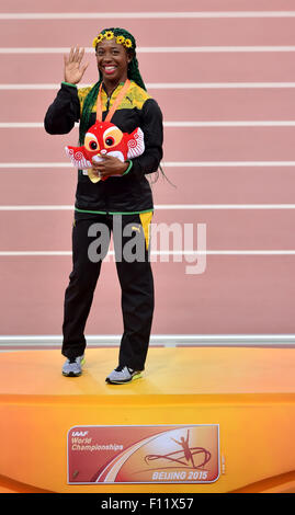 (150825) -- PECHINO, Agosto 25, 2015 (Xinhua) -- medaglia d'oro della Giamaica Fraser-Pryce Shelly-Ann celebra durante la cerimonia di premiazione delle donne 100m evento presso la IAAF 2015 Campionati del mondo presso il "nido" dello Stadio Nazionale di Pechino, capitale della Cina, e il agosto 25, 2015. (Xinhua/Li Wen) Foto Stock