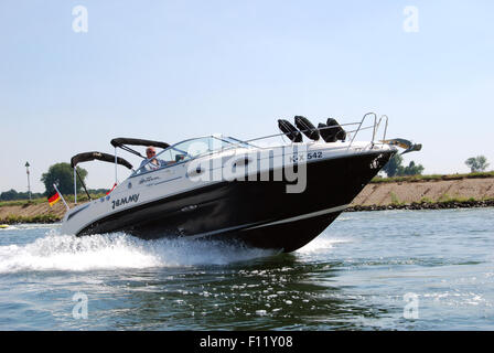 Sea Ray 255 Sundancer sul fiume Maas Roermond Paesi Bassi Foto Stock