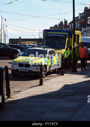 Newcastle Upon Tyne, 25 agosto 2015, UK News. NHS a nord-est di servizio ambulanza partecipando a una chiamata in una zona pedonale di Tynemouth High Street. Credito: James Walsh Alamy/Live News Foto Stock
