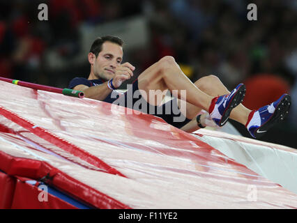 Pechino, Cina. 25 Ago, 2015. Pechino, Cina. 24 Ago, 2015. Renaud Lavillenie di Francia reagisce durante l'uomo Pole Vault finale al XV Associazione Internazionale delle Federazioni di Atletica (IAAF) Atletica Campionati del mondo presso il National Stadium, noto anche come Nido a Pechino in Cina, 24 agosto 2015. Credito: dpa picture alliance/Alamy Live News Foto Stock