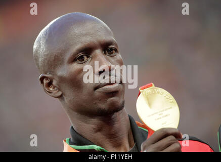 Pechino, Cina. 25 Ago, 2015. Ezechiele Kemboi del Kenya pone con la sua medaglia d'oro sul podio durante la premiazione degli uomini 3000m Siepi durante la finale di Pechino IAAF 2015 Campionati del mondo presso il National Stadium, noto anche come Bird's Nest, a Pechino, in Cina, il 25 agosto 2015. Credito: dpa picture alliance/Alamy Live News Foto Stock