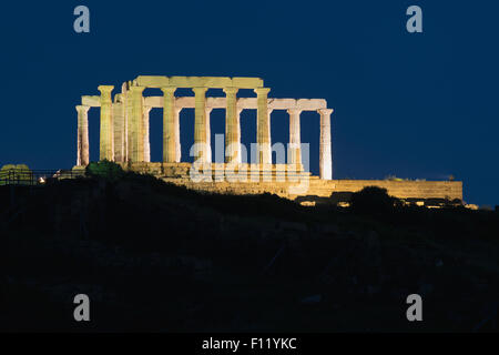 Poseidon il tempio di Sounio Grecia. Vista notturna. Foto Stock
