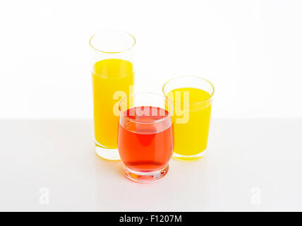 Succhi di frutta fresca su sfondo bianco Foto Stock