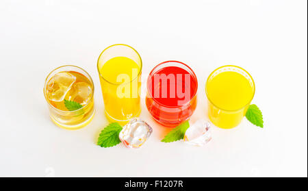 Succhi di frutta e bevande con ghiaccio su sfondo bianco Foto Stock