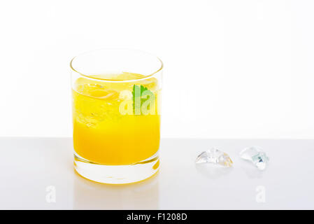 Bicchiere di succo d'arancia fresco con ghiaccio su sfondo bianco Foto Stock