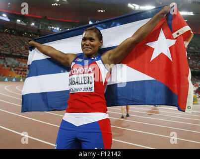 (150825) -- PECHINO, Agosto 25, 2015 (Xinhua) -- per Cuba il Denia Caballero celebra dopo le donne lancio del disco finale presso la IAAF 2015 Campionati del mondo presso il "nido" dello Stadio Nazionale di Pechino, capitale della Cina, e il agosto 25, 2015. (Xinhua/Wang Lili) Foto Stock