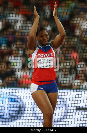 (150825) -- PECHINO, Agosto 25, 2015 (Xinhua) -- per Cuba il Denia Caballero reagisce durante le donne lancio del disco finale presso la IAAF 2015 Campionati del mondo presso il "nido" dello Stadio Nazionale di Pechino, capitale della Cina, e il agosto 25, 2015. (Xinhua/Wang Lili) Foto Stock