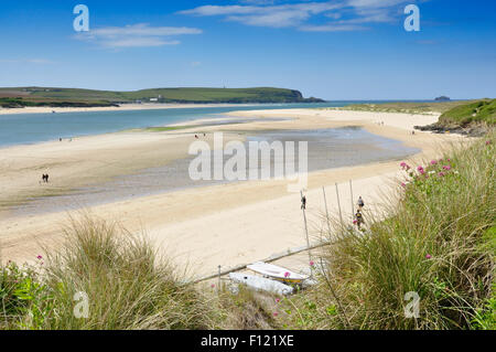 North Cornwall - bassa marea fiume estuario del cammello - enorme sandbar - nastro di acqua blu - distante Stepper Point - sun + blu cielo Foto Stock