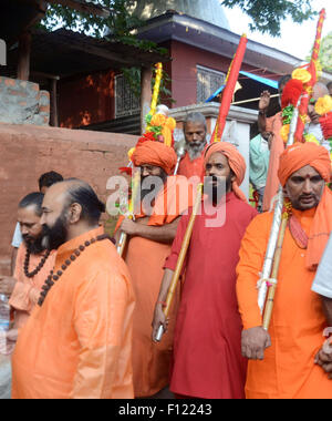 Srinagar, Indiano Kashmir amministrato. Il 25 agosto, 2015. Agosto asceti portano il macis santo del signore Shiva da Deshnami Akhara tempio verso la santa grotta di Amarnath .prima del giorno di Raksha Bandhan, il festival indù che celebra il legame tra fratelli e sorelle Credito: Sofi Suhail/Alamy Live News Foto Stock