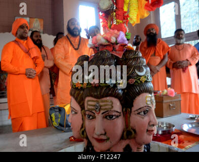 Srinagar, Indiano Kashmir amministrato. Il 25 agosto, 2015. Capo sacerdote Mahant Deependra giri, esecuzione di ultima pooja di " Chhari-Mubark", l'argento macis di Deshnami Akhara tempio verso la santa grotta di Amarnath .prima del giorno di Raksha Bandhan, il festival indù che celebra il legame tra fratelli e sorelle Credito: Sofi Suhail/Alamy Live News Foto Stock