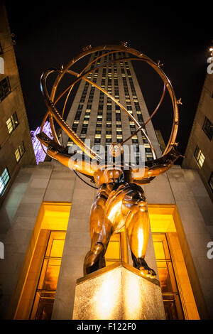 L'atlante storico statua in Rockefeller Center sorge nella parte anteriore o f l'edificio Foto Stock