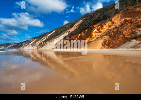 Dune di sabbia colorate a Rainbow Beach. Foto Stock