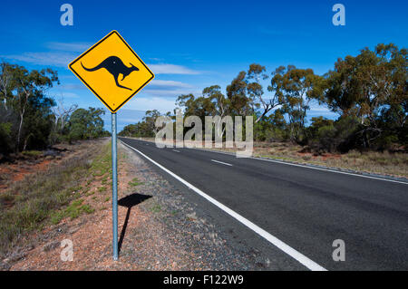 Kangaroo cartello stradale su un outback road. Foto Stock