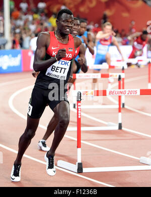 (150825) -- PECHINO, Agosto 25, 2015 (Xinhua) -- Il Kenya è Nicholas Bett compete durante la finale di uomini 400m ostacoli alla IAAF 2015 Campionati del mondo presso il "nido" dello Stadio Nazionale di Pechino, capitale della Cina, e il agosto 25, 2015. (Xinhua/Wang Haofei) Foto Stock