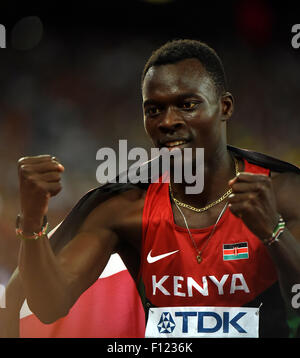 (150825) -- PECHINO, Agosto 25, 2015 (Xinhua) -- Il Kenya è Nicholas Bett celebra vincendo la finale degli uomini 400m ostacoli alla IAAF 2015 Campionati del mondo presso il "nido" dello Stadio Nazionale di Pechino, capitale della Cina, e il agosto 25, 2015. (Xinhua/Wang Haofei) Foto Stock