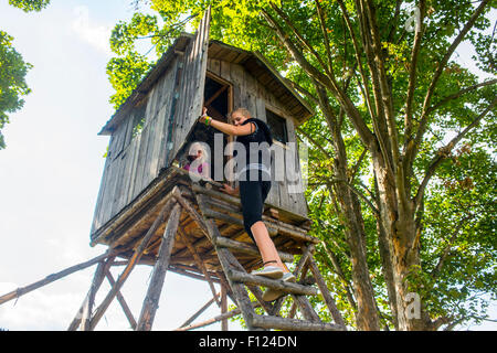 Bambini che giocano su una torre di caccia Foto Stock
