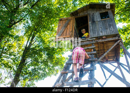 Bambini che giocano su una torre di caccia Foto Stock