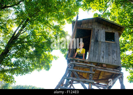 Bambini che giocano su una torre di caccia Foto Stock