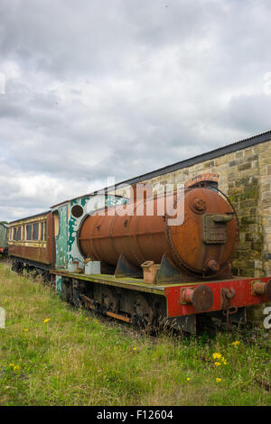 Rusty treno a vapore nel cantiere di scarto a Tanfield Railway, la più antica ferrovia in tutto il mondo. Foto Stock