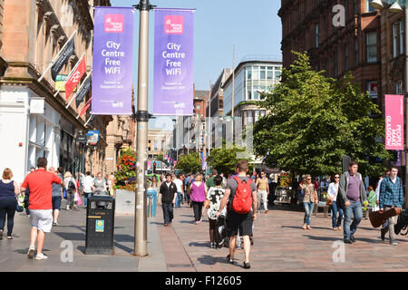 Gli amanti dello shopping e di un WIFI gratuito a Buchanan Street, Glasgow, Regno Unito Foto Stock