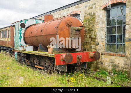 Rusty treno a vapore nel cantiere di scarto a Tanfield Railway, la più antica ferrovia in tutto il mondo. Foto Stock