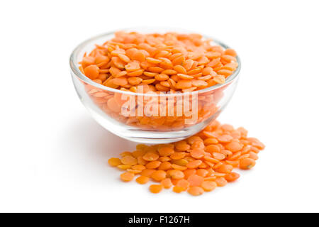 Di lenticchie rosse nella ciotola su sfondo bianco Foto Stock