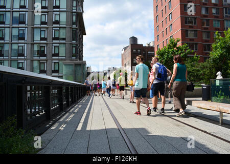 La gente che camminava sulla linea alta a Manhattan. Foto Stock