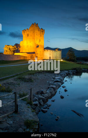 Twilight oltre il Castello di Ross (b. Xv secolo) sul Lough Leane vicino a Killarney, nella contea di Kerry, Irlanda Foto Stock