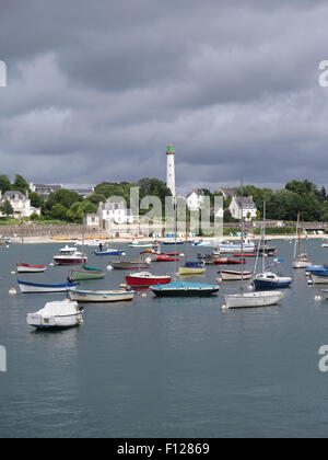 Bénodet: ormeggiate barche e il faro Foto Stock