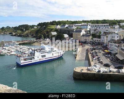 Belle-Íle-en-Mer: inter-island ferry docking presso Le Palais waterfront Foto Stock