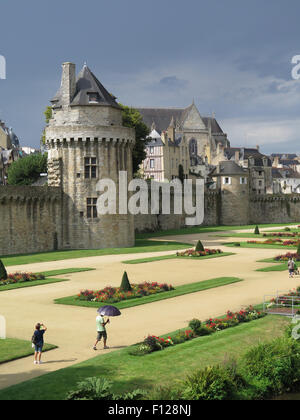 Vannes: Giardino del Château de l'Hermine, bastioni della città & Tour du Connétable Foto Stock